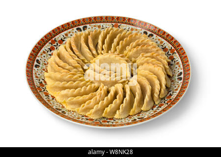 Avec le plat de fête traditionnel cornes de gazelle cookies isolé sur fond blanc Banque D'Images