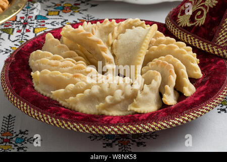Tajine de fête avec des cornes de gazelle les cookies sur la table avec des nappes de table cloth Banque D'Images