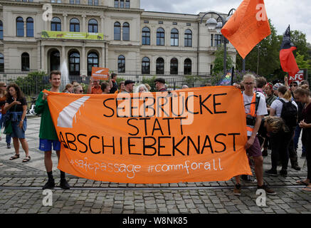 Francfort, Allemagne. 10 août, 2019. Les protestataires cary une bannière qui se lit "eebrucke (Mer pont) au lieu de la prison d'expulsion". Des centaines de militants ont défilé dans Seebrucke Francfort, à appeler pour enregistrer les réfugiés ont été visités et la fourniture de ports pour enregistrer les réfugiés en Europe. La manifestation sous le slogan "s'unir pour la solidarité' a appelé à la solidarité avec tous les réfugiés et les volontaires sur des missions de sauvetage en mer en Méditerranée. À la fin de la protestation, ils ont bloqué la rivière Main avec divers dispositifs gonflables. Credit : Pacific Press Agency/Alamy Live News Banque D'Images