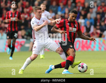 John Fleck du Sheffield United (à gauche) et de Joshua King bataille pour la balle durant le premier match de championnat à la vitalité Stadium, Bournemouth. Banque D'Images