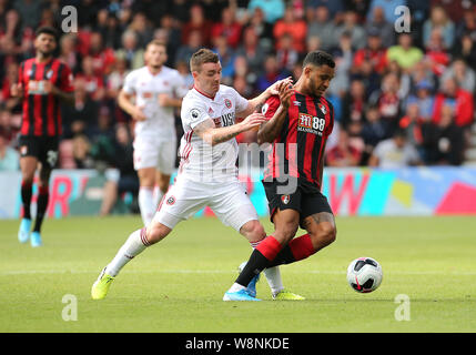 John Fleck du Sheffield United (à gauche) et de Joshua King bataille pour la balle durant le premier match de championnat à la vitalité Stadium, Bournemouth. Banque D'Images