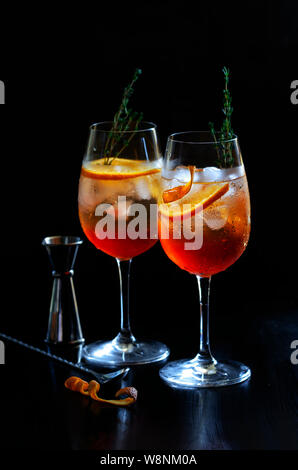 Stpritz avec Aperol outils barman dans le bar. Boissons Boissons apéritif italien classique, préparée avec une liqueur amère et prosecco soda wat Banque D'Images