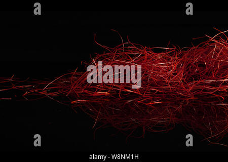 Lot de piment rouge vif threads isolé sur verre noir Banque D'Images