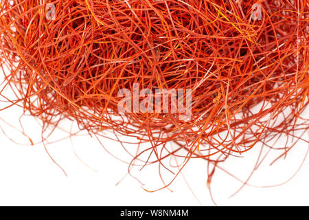 Lot de piment rouge vif threads flatlay isolé sur fond blanc Banque D'Images