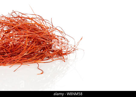 Lot de piment rouge entier filets isolé sur fond blanc Banque D'Images