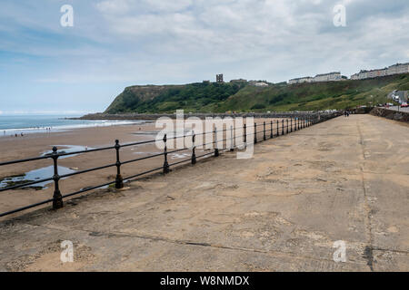 03/08/2019, Scarborough, North Yorkshire, Uk les gens à Scarborough beach profiter d'une journée à bord d'un bain sur thbe étés août Jour Banque D'Images