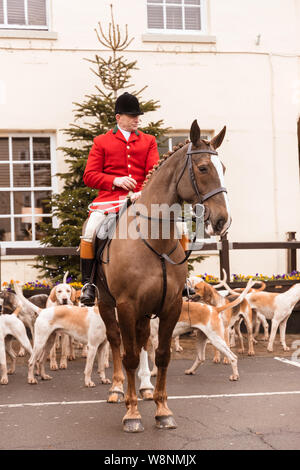 Huntsman du Grove et Rufford chasser sur hunter horse à courre au début de la journée à l'extérieur de la recherche de boxe Crown Hotel à Bawtry South Yorkshire Banque D'Images