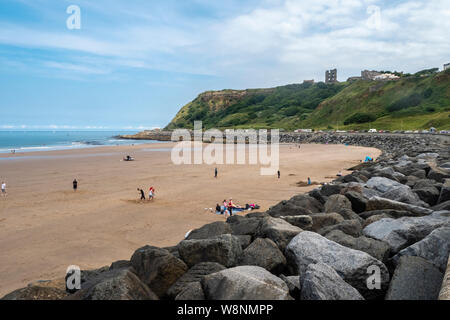 03/08/2019, Scarborough, North Yorkshire, Uk les gens à Scarborough beach profiter d'une journée à bord d'un bain sur thbe étés août Jour Banque D'Images