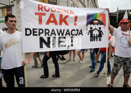 Plock, Mazovie, Pologne. 10 août, 2019. Première marche pour l'égalité ( Pierwszy Marsz'RÃ³wnoÅ ci ) à Plock, en Pologne, le 10/08/2019 déclarer que les organisateurs, l'idée de la marche est le respect de tout être humain, l'égalité, la tolérance, l'ouverture et la solidarité. Cependant, l'événement a contribué à des tensions entre les personnes LGBT et les conservateurs défendent les valeurs traditionnelles de la famille. Par Wiktor Dabkowski Wiktor Dabkowski/crédit : ZUMA Wire/Alamy Live News Banque D'Images