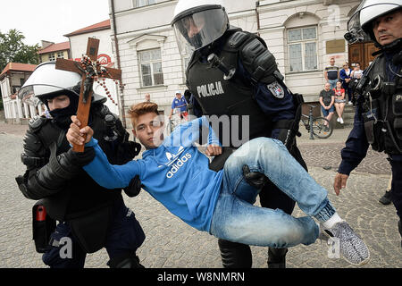 Plock, Mazovie, Pologne. 10 août, 2019. Première marche pour l'égalité ( Pierwszy Marsz'RÃ³wnoÅ ci ) à Plock, en Pologne, le 10/08/2019 déclarer que les organisateurs, l'idée de la marche est le respect de tout être humain, l'égalité, la tolérance, l'ouverture et la solidarité. Cependant, l'événement a contribué à des tensions entre les personnes LGBT et les conservateurs défendent les valeurs traditionnelles de la famille. Par Wiktor Dabkowski Wiktor Dabkowski/crédit : ZUMA Wire/Alamy Live News Banque D'Images