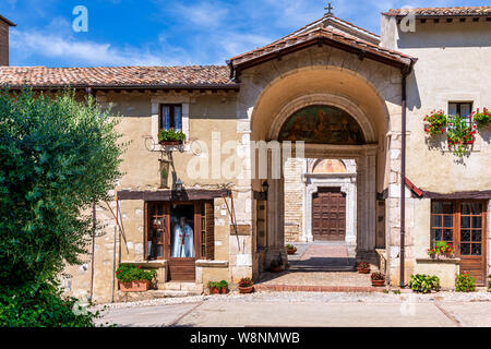 Entrée de l'abbaye bénédictine de Santa Maria di Farfa, lazio, Italie Banque D'Images