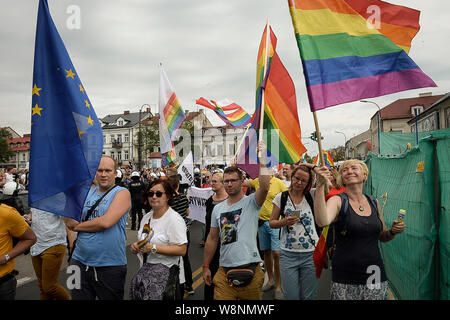 Plock, Mazovie, Pologne. 10 août, 2019. Première marche pour l'égalité ( Pierwszy Marsz'RÃ³wnoÅ ci ) à Plock, en Pologne, le 10/08/2019 déclarer que les organisateurs, l'idée de la marche est le respect de tout être humain, l'égalité, la tolérance, l'ouverture et la solidarité. Cependant, l'événement a contribué à des tensions entre les personnes LGBT et les conservateurs défendent les valeurs traditionnelles de la famille. Par Wiktor Dabkowski Wiktor Dabkowski/crédit : ZUMA Wire/Alamy Live News Banque D'Images