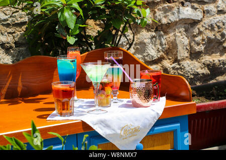 BUDVA, MONTÉNÉGRO- 12 juin 2019 : différents types de boissons non alcoolisées dans un des restaurants de Budva, Monténégro Banque D'Images