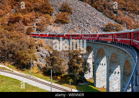 Viaduc circulaire de Brusio, chemin de fer rhétique, Bernina Express, Grisons, Canton des Grisons, Suisse Banque D'Images