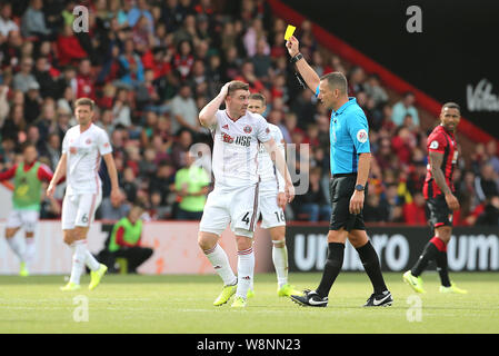 Sheffield United's John Fleck (centre) receieves une carte jaune de l'arbitre Kevin ami sur une faute sur Bournemouth's Jefferson Lerma (pas sur la photo) au cours de la Premier League match au stade de vitalité, de Bournemouth. Banque D'Images