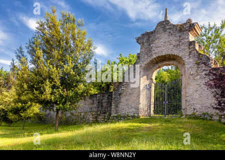 Ancienne porte d'entrée de Sacro Bosco, Parc des Monstres, Parco dei mostri, Bomarzo, Lazio, Itali Banque D'Images