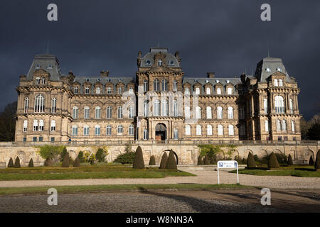 Bowes Museum un grand bâtiment de style français avec des jardins paysagers, Barnard Castle une ville de marché, de Teesdale County Durham, Angleterre Banque D'Images