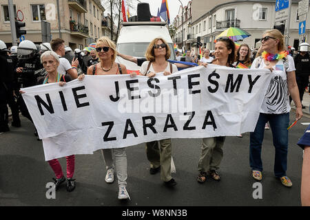 Plock, Mazovie, Pologne. 10 août, 2019. Première marche pour l'égalité ( Pierwszy Marsz'RÃ³wnoÅ ci ) à Plock, en Pologne, le 10/08/2019 déclarer que les organisateurs, l'idée de la marche est le respect de tout être humain, l'égalité, la tolérance, l'ouverture et la solidarité. Cependant, l'événement a contribué à des tensions entre les personnes LGBT et les conservateurs défendent les valeurs traditionnelles de la famille. Par Wiktor Dabkowski Wiktor Dabkowski/crédit : ZUMA Wire/Alamy Live News Banque D'Images