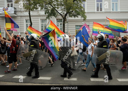 Plock, , Mazovia, Pologne. 10 août, 2019. Première marche pour l'égalité ( Pierwszy Marsz'RÃ³wnoÅ ci ) à Plock, en Pologne, le 10/08/2019 déclarer que les organisateurs, l'idée de la marche est le respect de tout être humain, l'égalité, la tolérance, l'ouverture et la solidarité. Cependant, l'événement a contribué à des tensions entre les personnes LGBT et les conservateurs défendent les valeurs traditionnelles de la famille. Par Wiktor Dabkowski Wiktor Dabkowski/crédit : ZUMA Wire/Alamy Live News Banque D'Images