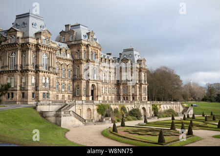 Bowes Museum un grand bâtiment de style français avec des jardins paysagers, à Barnard Castle une ville de marché, de Teesdale County Durham, Angleterre Banque D'Images