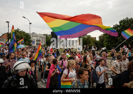 PÅ'Ock, Mazovie, Pologne. 10 août, 2019. Première marche pour l'égalité ( Pierwszy Marsz'RÃ³wnoÅ ci ) à Plock, en Pologne, le 10/08/2019 déclarer que les organisateurs, l'idée de la marche est le respect de tout être humain, l'égalité, la tolérance, l'ouverture et la solidarité. Cependant, l'événement a contribué à des tensions entre les personnes LGBT et les conservateurs défendent les valeurs traditionnelles de la famille. Par Wiktor Dabkowski Wiktor Dabkowski/crédit : ZUMA Wire/Alamy Live News Banque D'Images