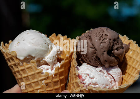 Différentes saveurs (Chocolat, Vanille, Fraise) boules de glace dans des cônes de gaufre croustillante à large ouverture. Banque D'Images