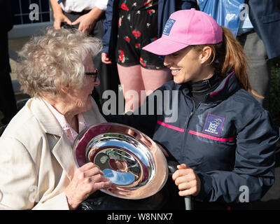 Ascot, UK. 10 août, 2019. Jockey Hayley Turner remporte le haggis Alistair Selle d'argent pour la deuxième année consécutive à la Dubai Duty Free Shergar Cup à Ascot Racecourse. Elle s'entretient de son iris nan qui est une dame très fier aujourd'hui. Credit : Maureen McLean/Alamy Live News Banque D'Images