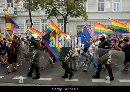 Première marche pour l'égalité ( Pierwszy Marsz Równości ) à Plock, en Pologne, le 10/08/2019 déclarer que les organisateurs, l'idée de la marche est le respect de tout être humain, l'égalité, la tolérance, l'ouverture et la solidarité. Cependant, l'événement a contribué à des tensions entre les personnes LGBT et les conservateurs défendent les valeurs traditionnelles de la famille. Par Wiktor Dabkowski | conditions dans le monde entier Banque D'Images