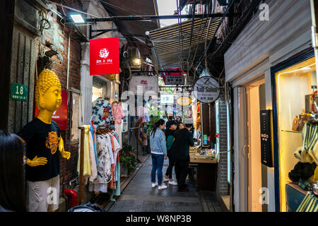 Tianzifang, Shanghai / Chine - Mai 8, 2019 : une destination touristique s'est transformée à partir des architectures résidentielles et des usines dans un artsy ar Banque D'Images