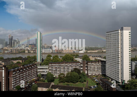 Londres, Royaume-Uni. 10 août, 2019. Météo France : un arc-en-ciel se brise sur l'Est de Londres après une brève averse. Crédit : Guy Josse/Alamy Live News Banque D'Images