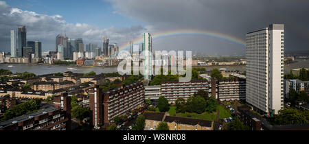 Londres, Royaume-Uni. 10 août, 2019. Météo France : un arc-en-ciel se brise sur l'Est de Londres et la Tamise après une brève averse. Crédit : Guy Josse/Alamy Live News Banque D'Images