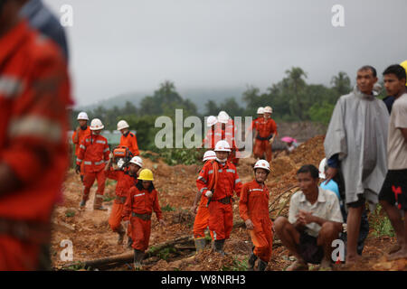 Yangon, Myanmar. 10 août, 2019. Les sauveteurs à l'emplacement de glissement de la mousson pour lancer leurs opérations dans l'État Môn, Myanmar, 10 août 2019. Huit autres corps ont été retrouvés, portant le nombre de décès à 41 en un glissement de la mousson le vendredi mon état, Département des services d'incendie du Myanmar a déclaré samedi. Causées par de fortes pluies de mousson, Paung, Mawlamyine, Mudon, Thanbyuzayat, Kyaikmaraw, Ye townships ont été inondés. Credit : U Aung/Xinhua/Alamy Live News Banque D'Images