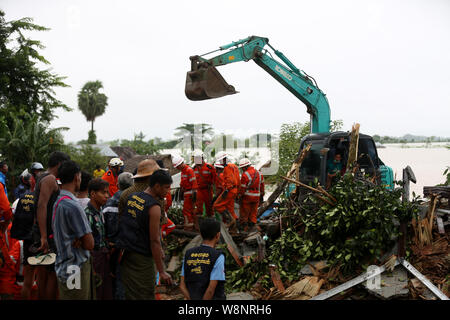 Yangon, Myanmar. 10 août, 2019. Les membres de l'équipe de secouristes de mener des opérations sur le site de l'éboulement de la mousson dans l'État Môn, Myanmar, 10 août 2019. Huit autres corps ont été retrouvés, portant le nombre de décès à 41 en un glissement de la mousson le vendredi mon état, Département des services d'incendie du Myanmar a déclaré samedi. Causées par de fortes pluies de mousson, Paung, Mawlamyine, Mudon, Thanbyuzayat, Kyaikmaraw, Ye townships ont été inondés. Credit : U Aung/Xinhua/Alamy Live News Banque D'Images