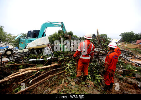 Yangon, Myanmar. 10 août, 2019. Nettoyer les sauveteurs road sur le site Après glissement de mousson dans l'État Môn, Myanmar, 10 août 2019. Huit autres corps ont été retrouvés, portant le nombre de décès à 41 en un glissement de la mousson le vendredi mon état, Département des services d'incendie du Myanmar a déclaré samedi. Causées par de fortes pluies de mousson, Paung, Mawlamyine, Mudon, Thanbyuzayat, Kyaikmaraw, Ye townships ont été inondés. Credit : U Aung/Xinhua/Alamy Live News Banque D'Images