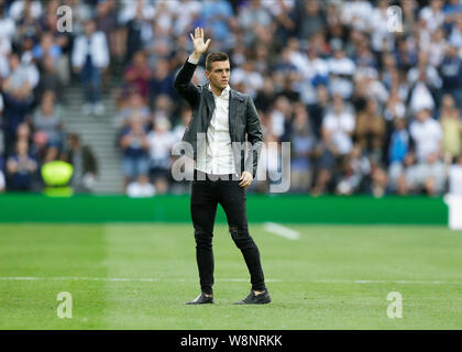 Londres, Royaume-Uni. 10 août, 2019. Tottenham Hotspur Stadium, Premier League anglaise de football, Tottenham Hotspur contre Aston Villa ; nouvelle signature Giovani Lo Celso de Tottenham Hotspur en agitant pour les Spurs fans comme il est mis en place avant le coup d'utilisation éditoriale strictement - seulement. Pas d'utilisation non autorisée avec l'audio, vidéo, données, listes de luminaire, club ou la Ligue de logos ou services 'live'. En ligne De-match utilisation limitée à 120 images, aucune émulation. Aucune utilisation de pari, de jeux ou d'un club ou la ligue/player Crédit : publications Plus Sport Action Images/Alamy Live News Crédit : Action Plus de Sports/Alamy vivre Banque D'Images