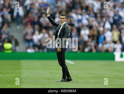 Londres, Royaume-Uni. 10 août, 2019. Tottenham Hotspur Stadium, Premier League anglaise de football, Tottenham Hotspur contre Aston Villa ; nouvelle signature Giovani Lo Celso de Tottenham Hotspur en agitant pour les Spurs fans comme il est mis en place avant le coup d'utilisation éditoriale strictement - seulement. Pas d'utilisation non autorisée avec l'audio, vidéo, données, listes de luminaire, club ou la Ligue de logos ou services 'live'. En ligne De-match utilisation limitée à 120 images, aucune émulation. Aucune utilisation de pari, de jeux ou d'un club ou la ligue/player Crédit : publications Plus Sport Action Images/Alamy Live News Crédit : Action Plus de Sports/Alamy vivre Banque D'Images