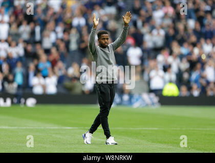 Tottenham Hotspur Stadium, Londres, Royaume-Uni. 10 août, 2019. English Premier League, Tottenham Hotspur contre Aston Villa ; nouvelle signature Ryan Sessegnon de Tottenham Hotspur en agitant pour les Spurs fans comme il est mis en place avant le coup d'utilisation éditoriale strictement - seulement. Pas d'utilisation non autorisée avec l'audio, vidéo, données, listes de luminaire, club ou la Ligue de logos ou services 'live'. En ligne De-match utilisation limitée à 120 images, aucune émulation. Aucune utilisation de pari, de jeux ou d'un club ou la ligue/player Crédit : publications Plus Sport Action Images/Alamy Live News Crédit : Action Plus de Sports/Alamy Live N Banque D'Images