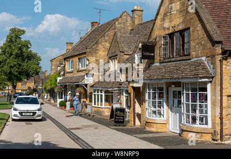 Broadway, Worcestershire, Angleterre, Royaume-Uni.2019. Zone commerçante de ce magnifique village de Cotswold. Bâtiments avec briques calcaires de couleur miel. Banque D'Images