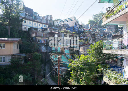 13 juillet 2019 - La ville de Baguio aux Philippines : les fils électriques sur une bande connecté à un poste et se détendre à la maison dans la ville de Baguio Philippines Banque D'Images