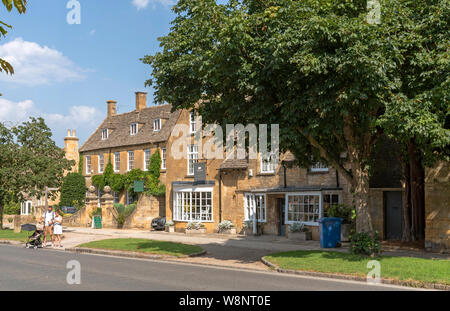 Broadway, Worcestershire, Angleterre, Royaume-Uni.2019. Zone commerçante de ce magnifique village de Cotswold. Bâtiments avec briques calcaires de couleur miel. Banque D'Images