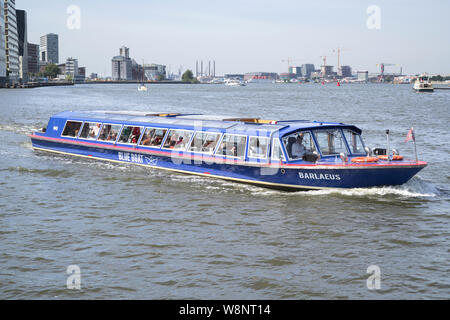 Amsterdam canal boat de BARLAEUS Bleu bateau voyage sur l'IJ à proximité de la gare centrale. Banque D'Images