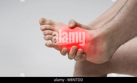 La douleur dans le pied. Massage des pieds mâles Banque D'Images