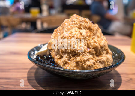 Taiwanais traditionnels avec baobing glace bubble tea, célèbre marché de nuit à Taiwan Banque D'Images