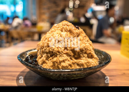 Taiwanais traditionnels avec baobing glace bubble tea, célèbre marché de nuit à Taiwan Banque D'Images