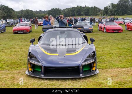 Voiture de sport McLaren photographiée à un car show mis en scène par Robert et Tanya Lewis à l'ancienne ferme, Four Churt, Surrey, UK Banque D'Images