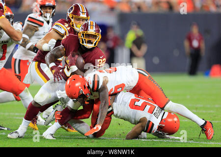 Cleveland, Ohio, USA. Le 08 août, 2019. Redskins de Washington d'utiliser de nouveau Samaje (périne 32) abordé par Browns defendersat la NFL Preseason Semaine 1 match de football entre les Redskins de Washington et le Cleveland Browns Stadium de l'énergie au premier abord à Cleveland, Ohio. JP Waldron/Cal Sport Media Credit : Cal Sport Media/Alamy Live News Banque D'Images