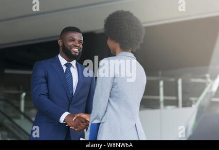 Businessman shaking hands avec sa partenaire féminine célébrant équipe réussi Banque D'Images