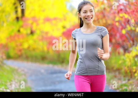 Woman power walking marche nordique et de la course de vitesse et d'exécution à la légère en forêt au printemps ou en été. Sport fitness petite fille entraînement sportif et de l'élaboration d'une vie saine de vie actif en forêt. Banque D'Images