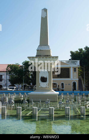 14 JUILLET 2019-VIGAN PHILIPPINES ; un monument en béton au milieu de l'eau fontaine en face de Vigan City Capital Banque D'Images