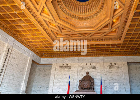 Statue de Chiang Kai-shek dans la chambre principale, à l'intérieur de la National Taiwan Democracy Memorial Hall ( National Chiang Kai-shek Memorial Hall, Taipei ) Banque D'Images